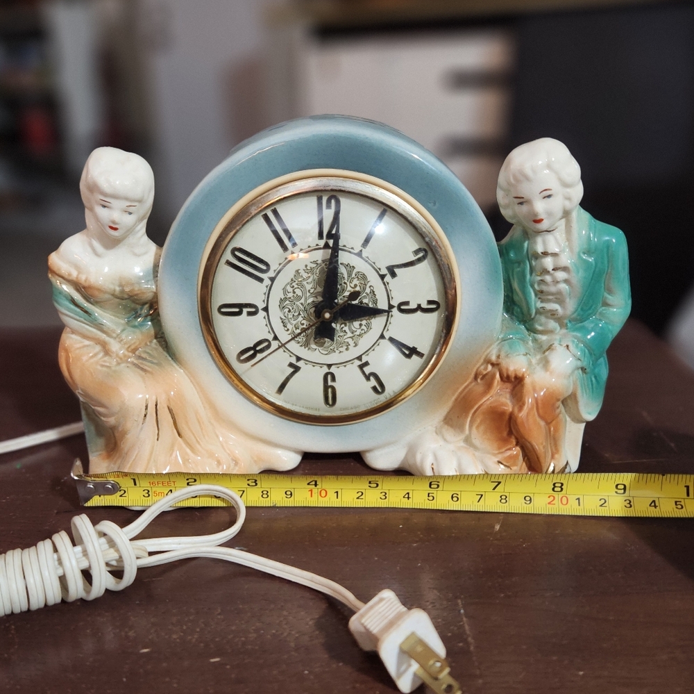 VINTAGE LANSHIRE FIGURAL MAN and WOMAN ELECTRIC MANTEL CLOCK Rococ style